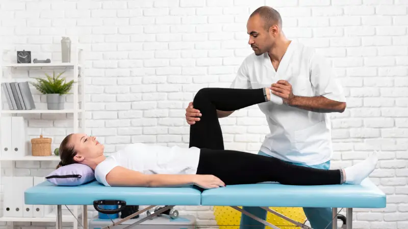 spor fıtığı için fizik tedavi yapılan kadın