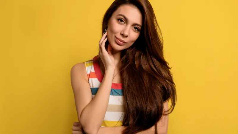 yüzde tüy sarartma yapılan kadın