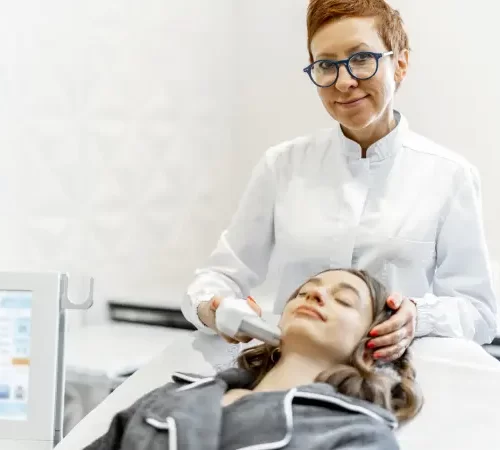 Altın İğne Gözenek Tedavisi yapılan kadın ve dermatolog