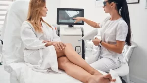 Altın İğne ile Cilt Gençleştirme yapılan kadın