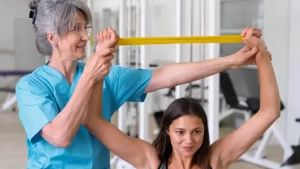 fizyoterapi teknikleri uygulayan fizyoterapist ve kadın hasta