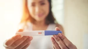 hamnilelik testleri idrar testi yaptıran kadın