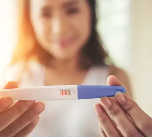 hamnilelik testleri idrar testi yaptıran kadın
