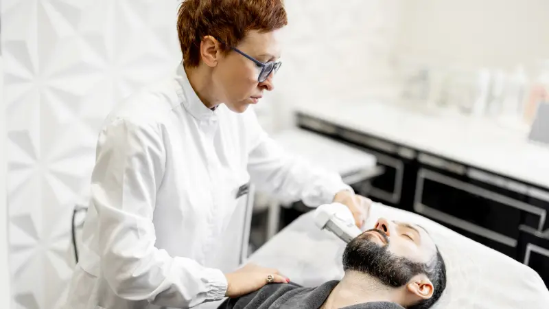 HIFU ile Yüz Germe Faydaları uygulanan erkek hasta