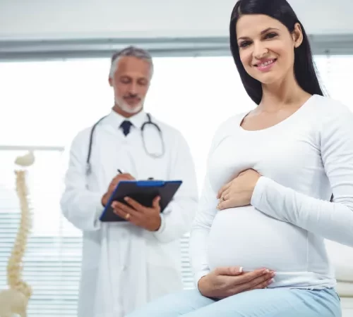 Sezaryen Sonrası Vajinal Doğum avantajları araştıran kadın ve doktor