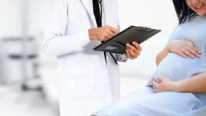 Sezaryen Sonrası Vajinal Doğum kontrolleri yapılan kadın