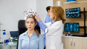 uyku kliniği muayene olan hasta ve doktor