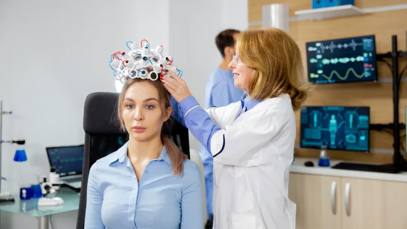 uyku kliniği muayene olan hasta ve doktor