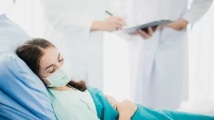 uyku testinde ilaç verilir mi kadın hasta yatakta