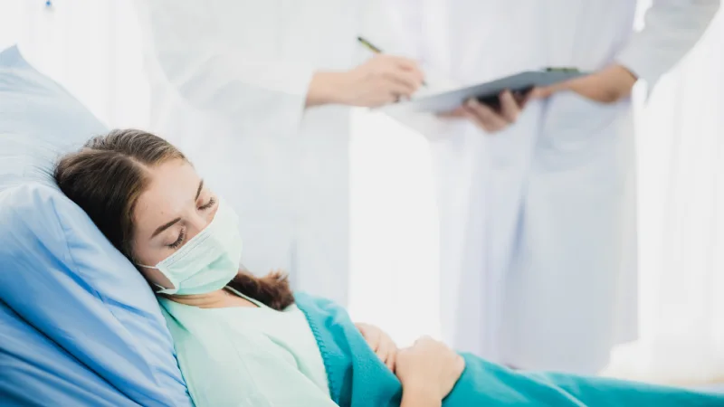 uyku testinde ilaç verilir mi kadın hasta yatakta