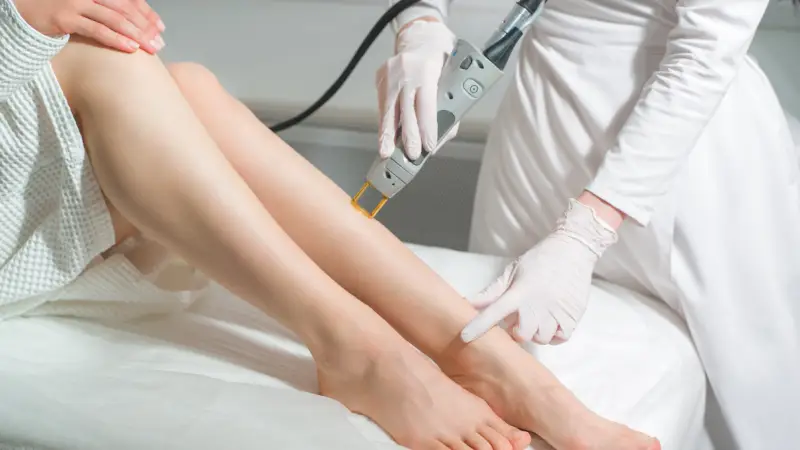 yüksek yoğunluklu lazer tedavisi gören kadın