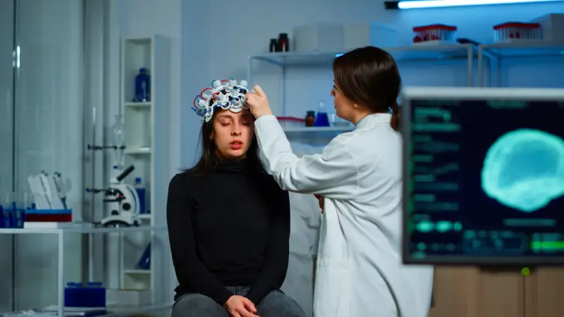 Derin TMS ve Klasik TMS Arasındaki Farklar tms uygulanan kadın ve doktor