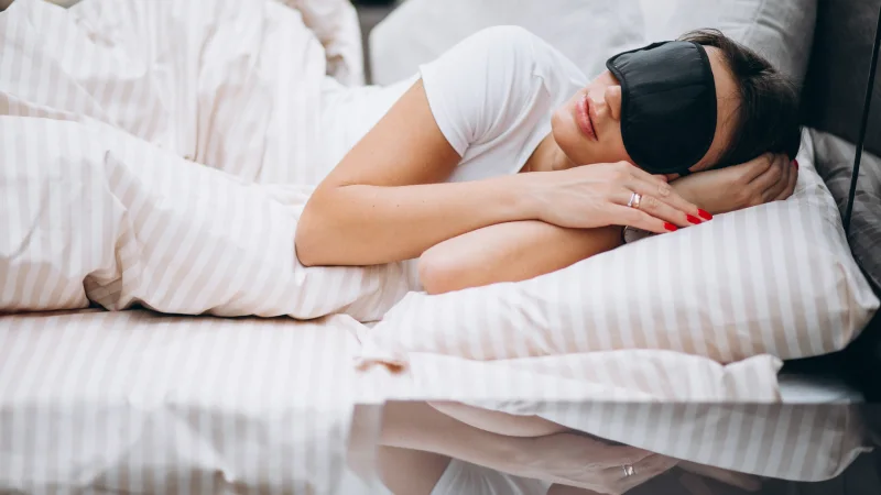 derin uykuyu arttırma yolları ile göz maskesiyle uyuyan kadın