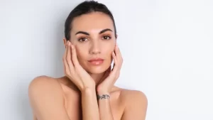 kantoplasti badem göz ameliyatı olan kadın