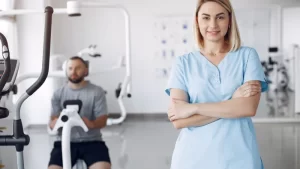 robotik fizik tedavi uygulanan adam ve fizyoterapist