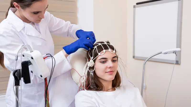 Transkranial Manyetik Stimülasyon uygulanan kadın