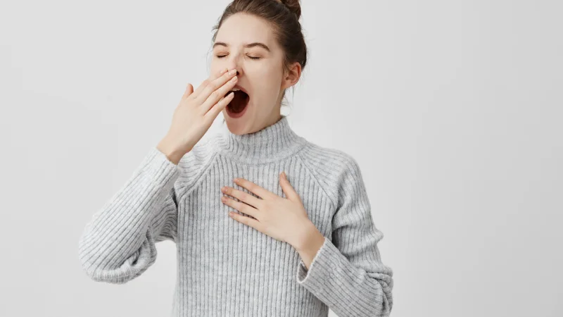 uyku testine ihtiyacınız var mı uykusu gelen esneyen kadın