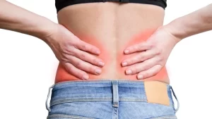Damar yumağı olarak bilinen arteriovenöz malformasyon (AVM) hastalığı damar hastalıklarından biridir. Akciğerlerde temizlenen kan, kalpten atardamarlarla içindeki oksijeni ve besini hücrelere kılcal damarlar aracılığıyla iletir. Hücrelerdeki atıkları ise toplardamarlara yine kılcal damarlar vasıtasıyla iletir. Yani atardamarlar ile toplardamarları bu kılcal damar ağı birbirine bağlar. Hücrelerin beslenmesi ve atıkların uzaklaştırılması bu yapı sayesinde mümkündür. AVM hastalığı, iç organların atardamarlar ile toplardamarlar arasında, bilinmeyen bir nedenden ötürü kılcal damar ağı gelişemediğinde, atardamarların ve toplardamarların direkt bağlantılı hale gelmesiyle oluşan lezyonlardır. Damar yumağı olarak tanımlanan bu lezyonlar, vücudun herhangi bir yerinde oluşabilir ve tüm vücudu etkilemez. Sinir sisteminde (beyin ve omurilik) olabilir.- böbreklerini tutan bir insan