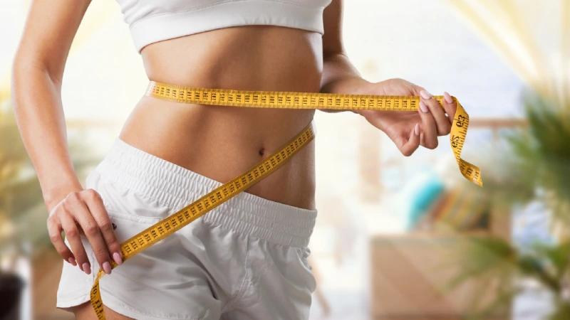 Bölgesel Zayıflama - Ameliyatsız İncelme- mezura ile karnını ölçen kadın