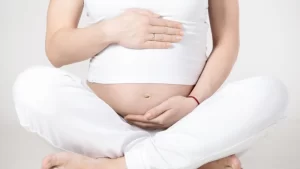 Doğum Öncesi Yapılması Gerekenler- hamile kadının karnı