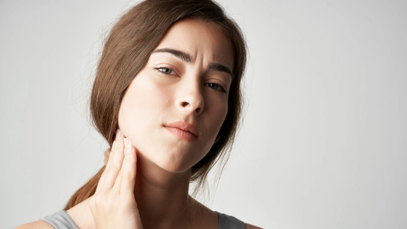 Karotis Stenozu Nedir? Tedavisi- şah damarını tutan kadın