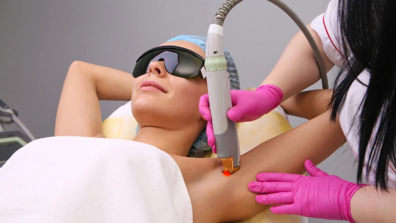 2023 - Lazer Epilasyon Fiyatları - lazer işlemi yaptıran kadın