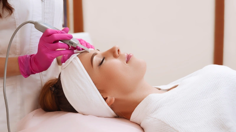 Medikal Cilt Bakımı- cilt bakımı yaptıran kadın