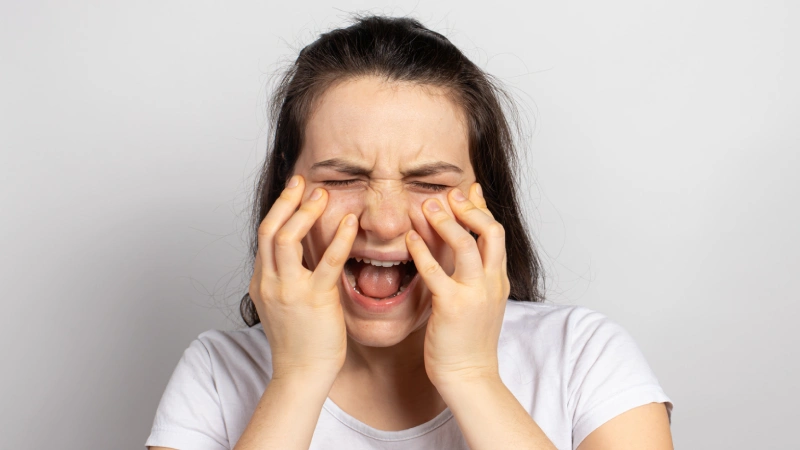 Trigeminal Nevralji Nedir? Nevralji Tedavisi - trigeminal ağrı yaşayan hasta