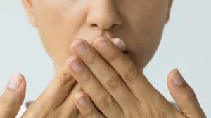 Ağıza Kan Tadı Gelmesi Neyin Habercisidir? - ağzına kan tadı gelen bir insan