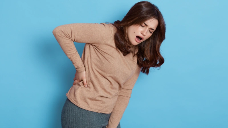 Ameliyatsız Bel Fıtığı Tedavisi- beli ağrıyan kadın