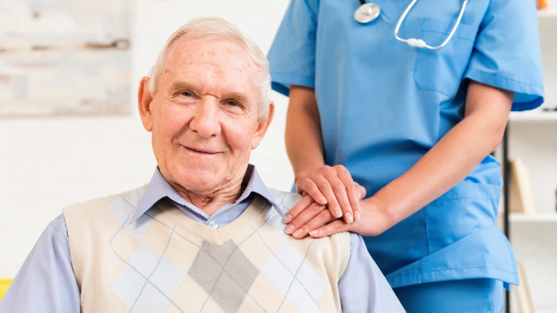 Benign Prostat Hiperplazisi Nedir? Belirtileri - yaşlı hasta ve doktor