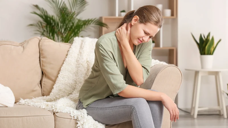 Boyun Tutulmasına Ne İyi Gelir? - boynu tutulmuş kadın