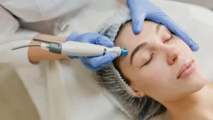 Hydrafacial cilt bakımı- cilt bakımı yaptıran kadın