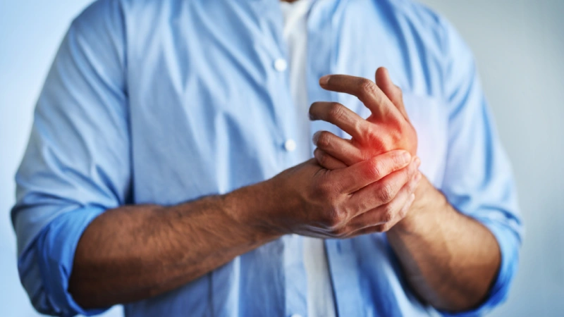 Kubital Tünel Sendromu - urnal siniri sıkışmış bir adam