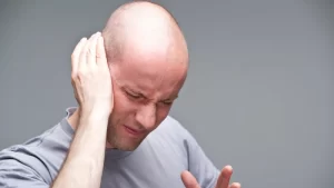 Kulak Uğultusu Neden Olur? - kulağı uğuldayan bir adam