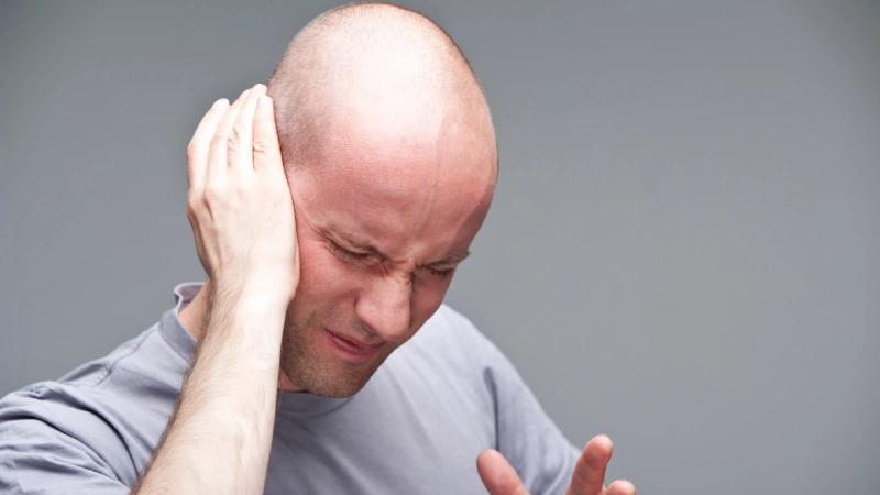 Kulak Uğultusu Neden Olur? - kulağı uğuldayan bir adam