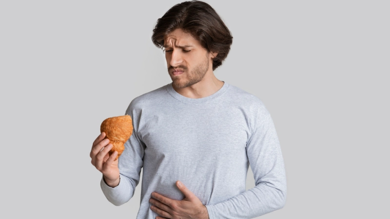 Mide Şişkinliğine İyi Gelen Besinler- midesi şişmiş bir adam