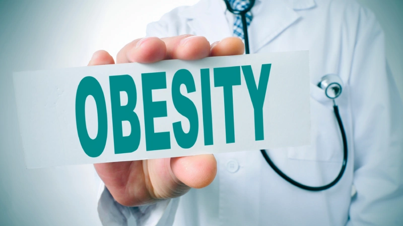 Obezite Ameliyatları: Hangi Hastalara Yapılır?- obez yazısı tutan doktor eli