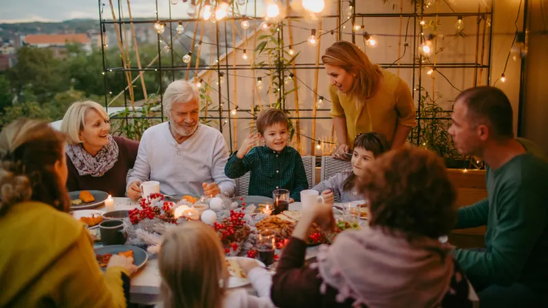 Ramazan Bayramında Beslenmeye Dikkat!- ramazan bayramı sofrası ve etrafında aile
