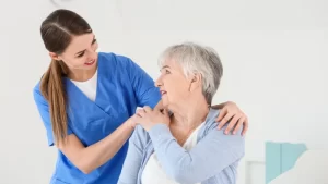 RoboGait: Parkinson Hastalarına Güncel Tedavi- parkinson hastası kadın ve doktor birbirine bakıp gülümsüyor