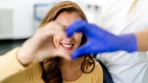 Sağlık Turizminde Güvenli Seyahat Rehberi- mutlu ve iyileşmiş kadın