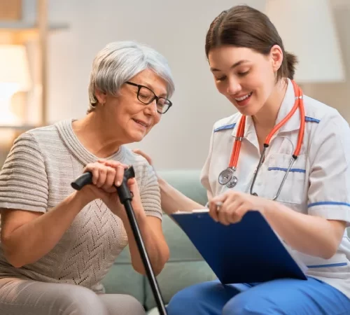 Sağlık Turizmi Önemi- doktor ve hasta mutlu mutlu konuşurken