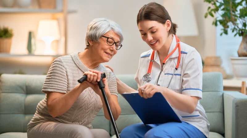 Sağlık Turizmi Önemi- doktor ve hasta mutlu mutlu konuşurken