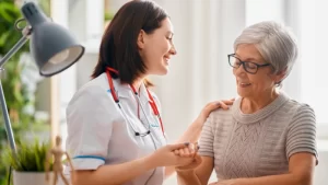 Yurtdışı Tedavi Olmanın Avantajları - gülümseyen doktor ve hasta