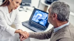 Beyin ve Damar Tıkanıklıkları Tedavisi - damar tıkanıklığı yaşayan hasta ve doktor