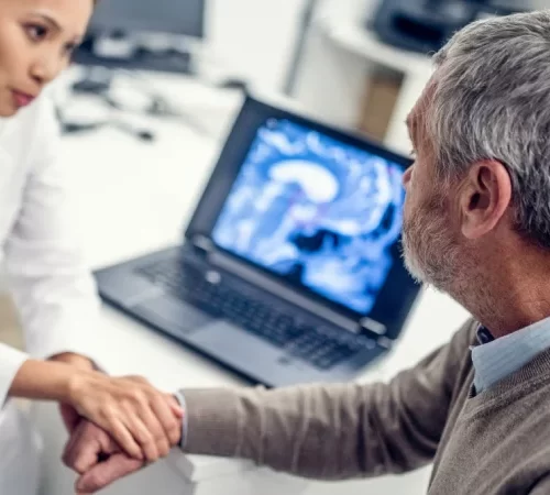 Beyin ve Damar Tıkanıklıkları Tedavisi - damar tıkanıklığı yaşayan hasta ve doktor