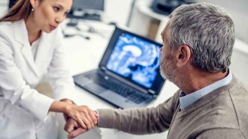 Beyin ve Damar Tıkanıklıkları Tedavisi - damar tıkanıklığı yaşayan hasta ve doktor