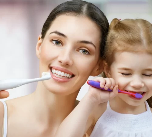 Diş Sararması Nasıl Önlenir?- anne ve kız diş fırçalıyor