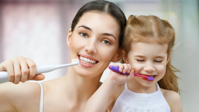 Diş Sararması Nasıl Önlenir?- anne ve kız diş fırçalıyor