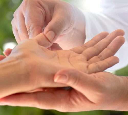 El Rehabilitasyonu Nasıl Yapılır? - doktor eli ve hasta eli